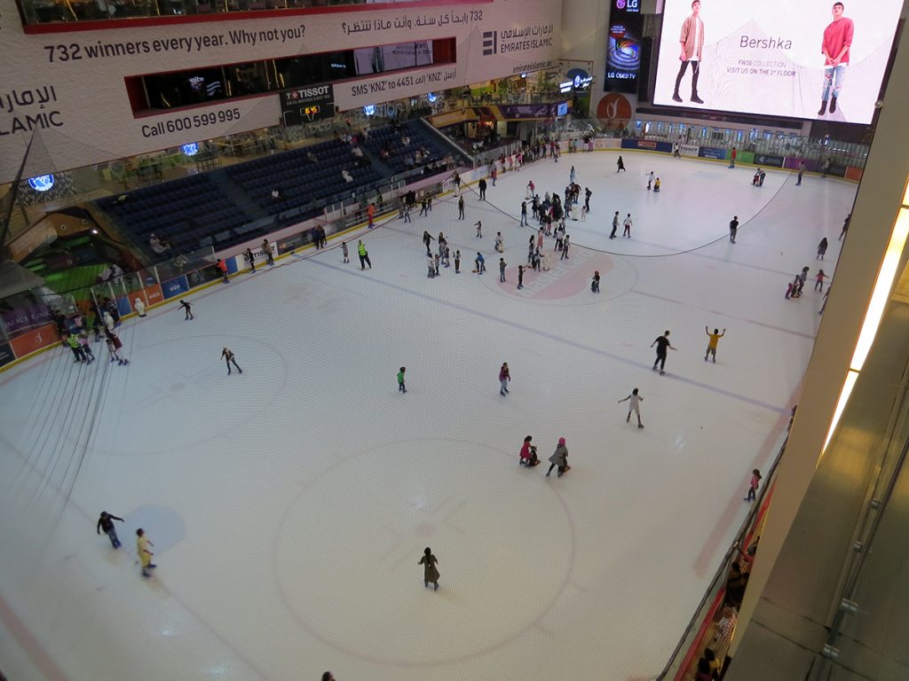 pista de gelo no Dubai Mall em Dubai, Emirados Árabes