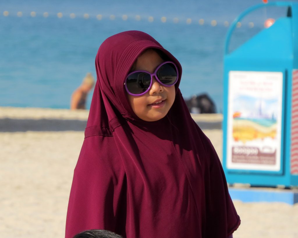 Menina na praia em Dubai, Emirados Árabes