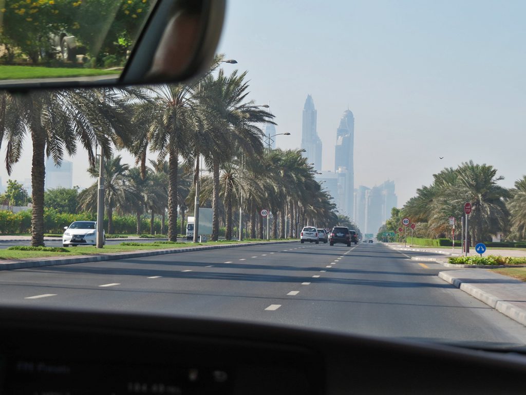 Avenida larga em Dubai, Emirados Árabes