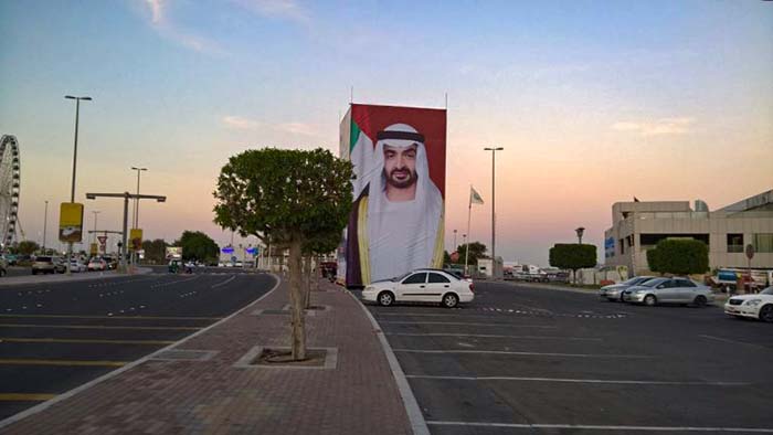 Avenida em Abu Dhabi, Emirados Árabes