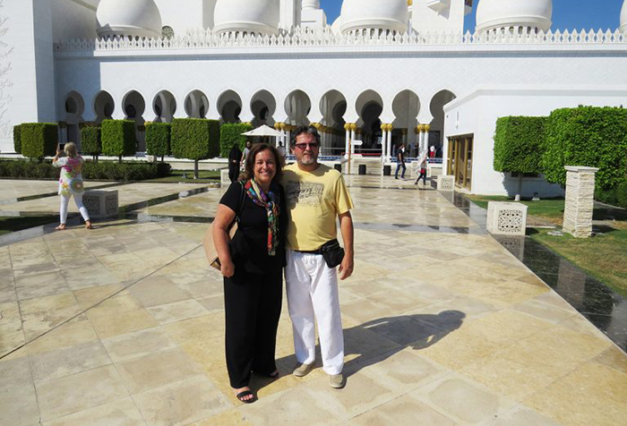 Sonia e João na entrada da  Mesquita Sheikh Zayed, em Abu Dhabi, Emirados Árabes