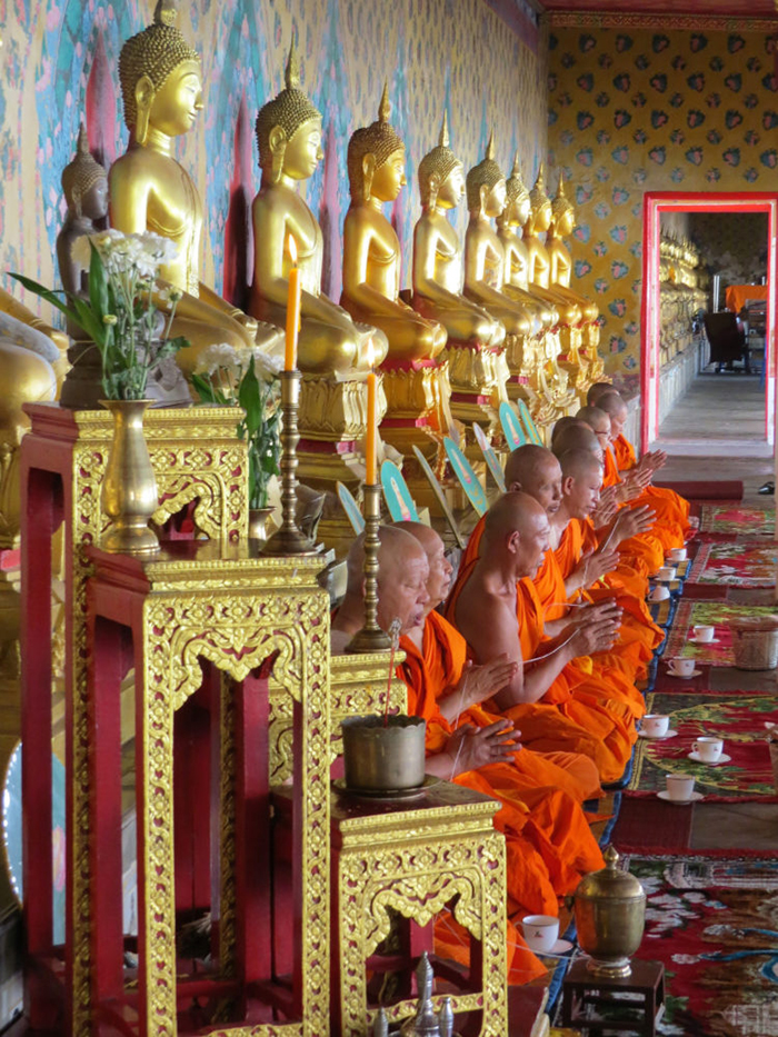 Os monges entoam cânticos a Buda, em Bangkok, Tailândia