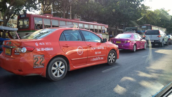 Táxis coloridos nas ruas de Bangkok, Tailândia