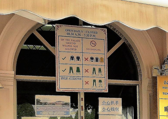 Aviso referente ao uso da roupa adequada para entrar no Grand Palace, em Bangkok, Tailândia