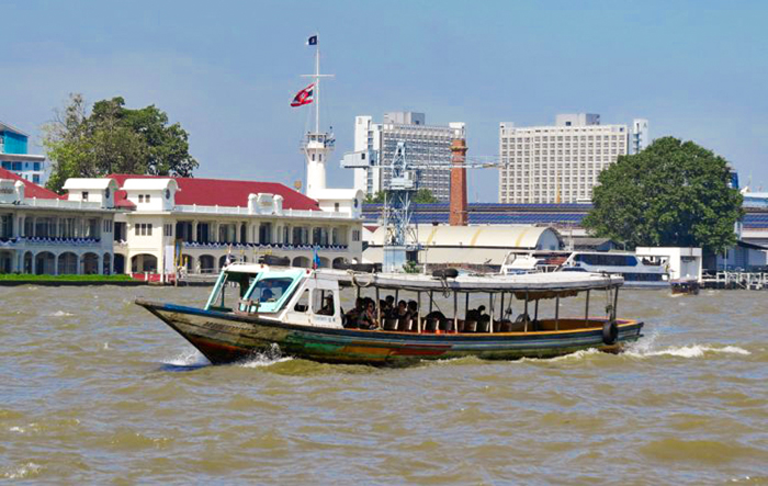 O barco cruza o rio Chao Phraya, em Bangkok, Tailândia