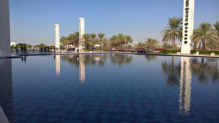 O espelho d'água na  Mesquita Sheikh Zayed, em Abu Dhabi, Emirados Árabes