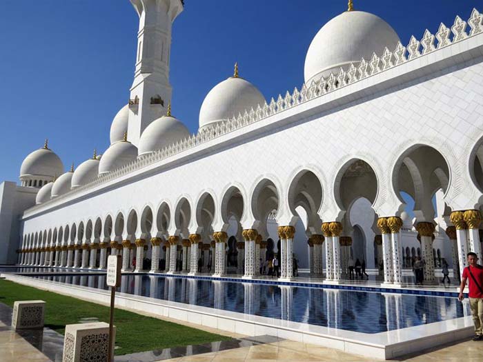 O espelho d'água na  Mesquita Sheikh Zayed, em Abu Dhabi, Emirados Árabes