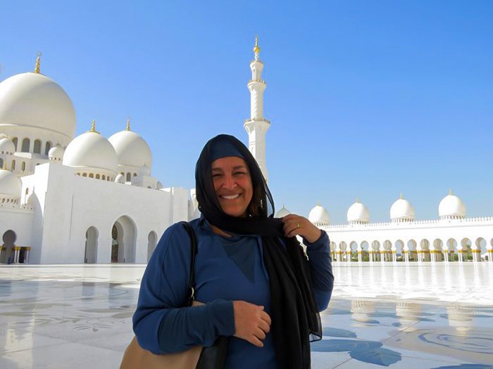 Sônia na Mesquita Sheikh Zayed, em Abu Dhabi, Emirados Árabes