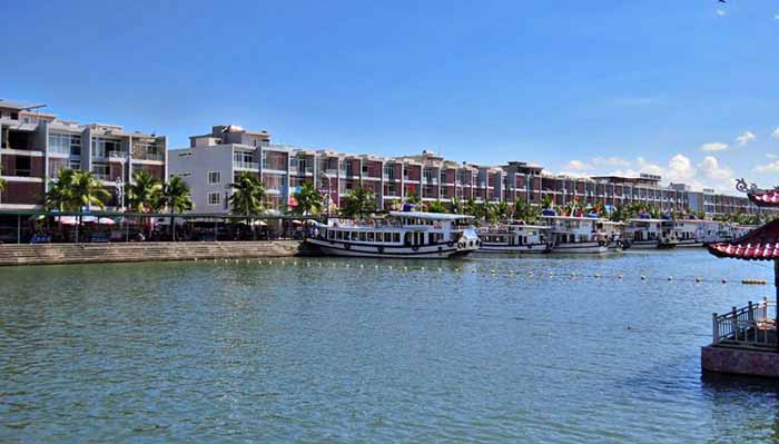 Barcos e condomínios de Halong Bay, no Vietnam
