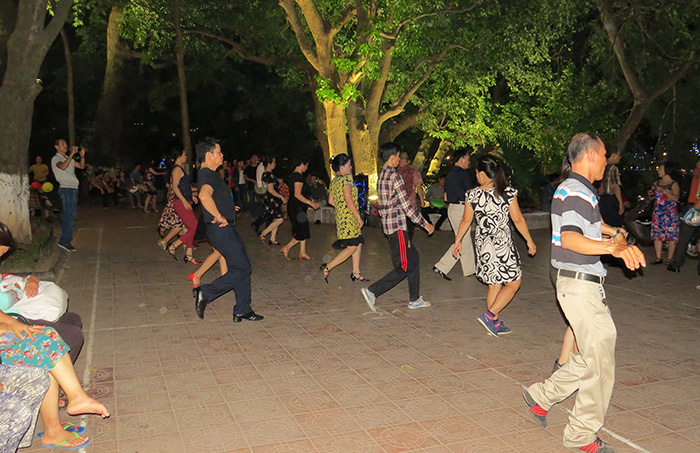 Vietnamitas dançam em torno do lago - viagem para o Vietnã