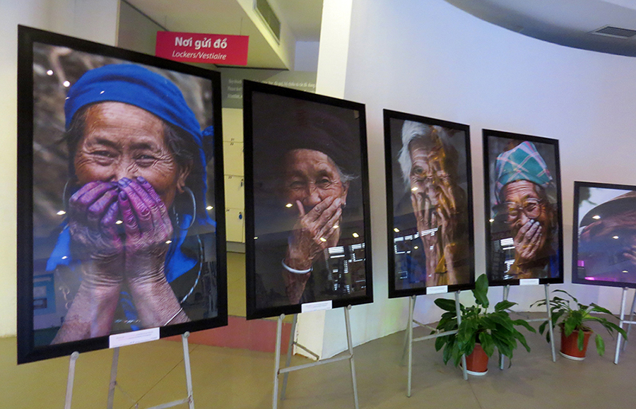 Na entrada do museu, fotos de mulheres idosas das diversas etnias