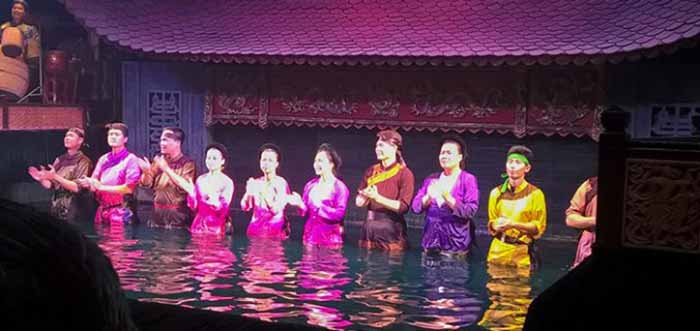 Atores do teatro de Marionetes na água, em Hanói, Vietnam