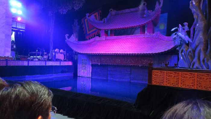 o palco do Teatro de marionetes na água, em Hanói, Vietnam