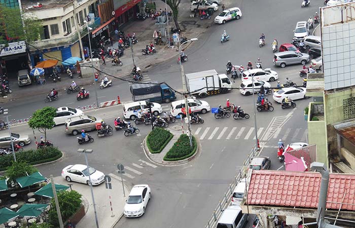 O trânsito da cidade, visto da janela do Alagon City Hotel, em Ho Chi Minh, Vietnam