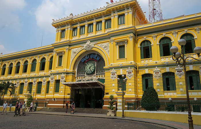 a fachada dos correios no estilo colonial francês de Ho Chi Minh, no Vietnam, encanta os turistas