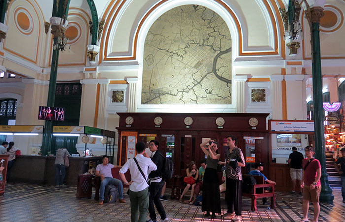 Mapa da cidade de Ho Chi Minh nas paredes do correio central
