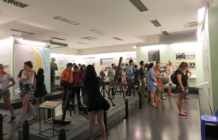 visitantes no Museu dos Vestígios de Guerra, em Ho Chi Minh, Vietnam