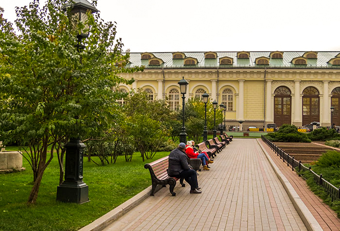 A população usufrui dos jardins de Alexandre, em Moscou