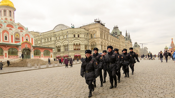 A Praça Vermelha, a Catedral de Kazan e o shopping GUM são o cenário para a passagem dos guardas