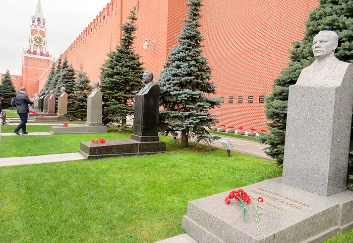 Na Praça Vermelha, os túmulos de personalidades russas