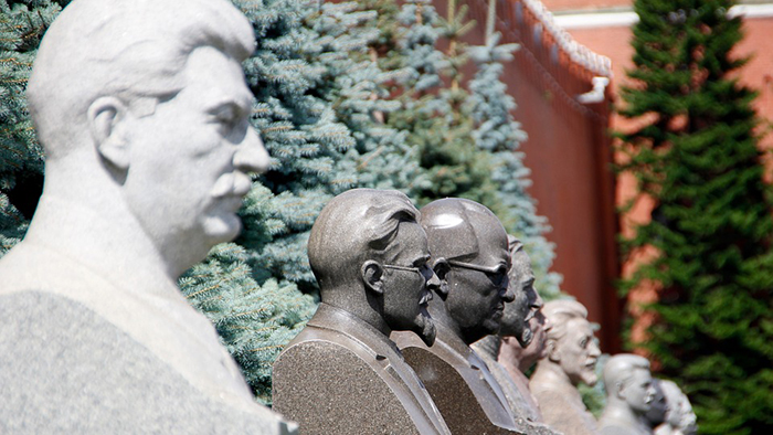 Na Praça Vermelha, os bustos de Stalin, Trotsky, Gorbachev, Gorki e de outros líderes soviéticos.