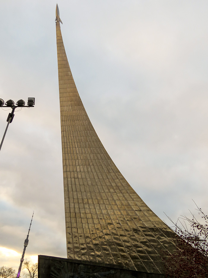 o rastro do foguete, nas imediações do Museu da Cosmonáutica, em Moscou, Rússia