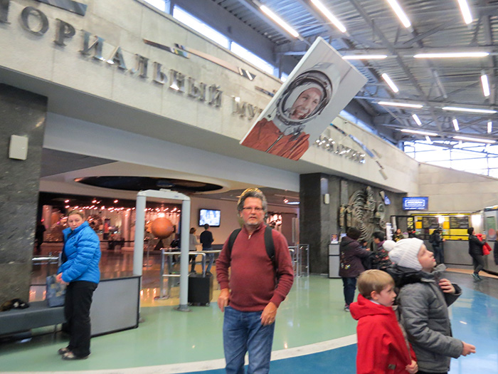 entrada do museu da Cosmonáutica, com Yuri Gagarin no alto