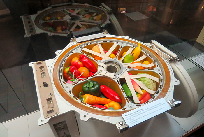 comida de astronauta, no refrigerador de bordo do Museu da Cosmonáutica, em Moscou, Rússia