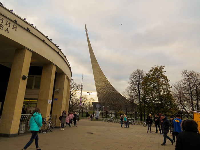 o Museu da Cosmonáutica e o monumento ao lado, em Moscou, Rússia