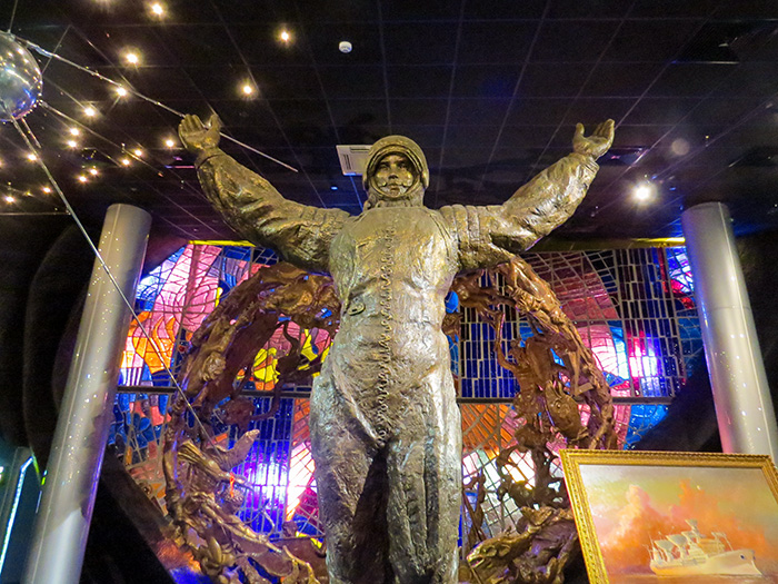 No Museu da Cosmonáutica, Yuri Gagarin de braços abertos. Em Moscou, Rússia