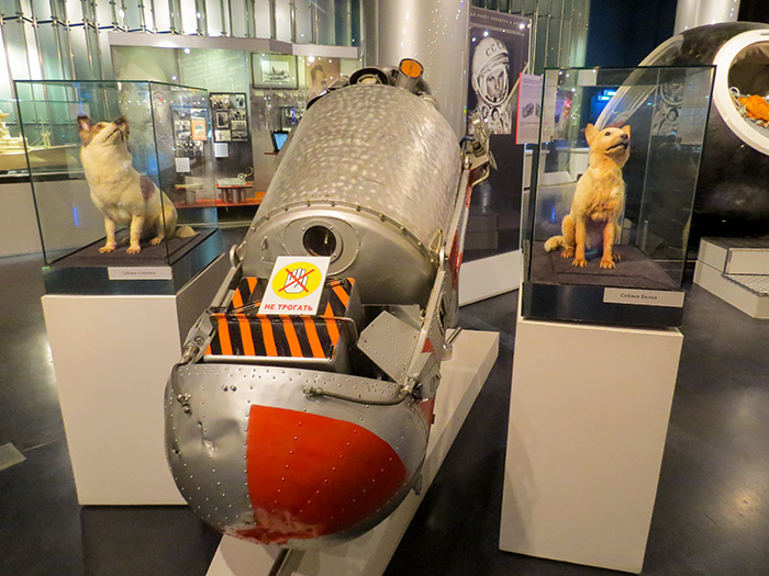 Belka, Strelka e o veículo que as levou e as trouxe, do espaço, no Museu da Cosmonáutica, em Moscou, Rússia.
