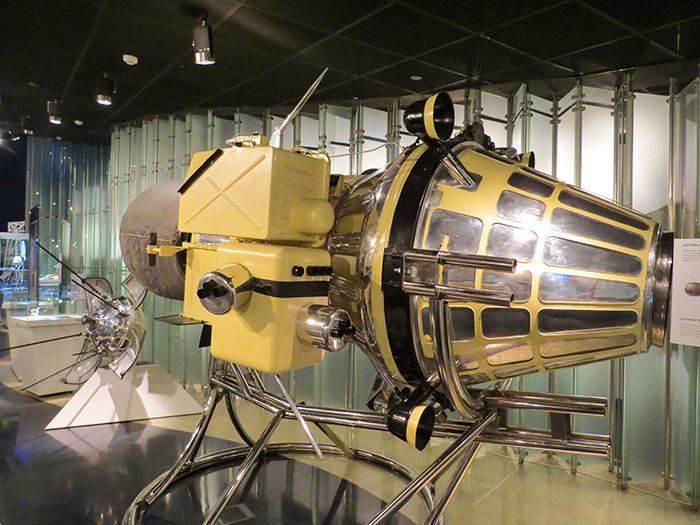 Sonda lunar Luna 9, no Museu da Cosmonáutica, em Moscou, Rússia