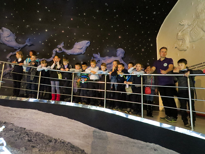 visita de alunos ao Museu da Cosmonáutica, em Moscou, Rússia