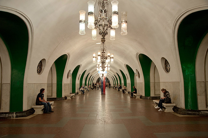 Um dos salões do metrô VDNKh