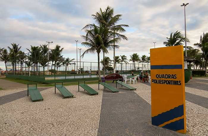 Quadras poliesportivas para o uso de todos, na Praia de Atalaia
