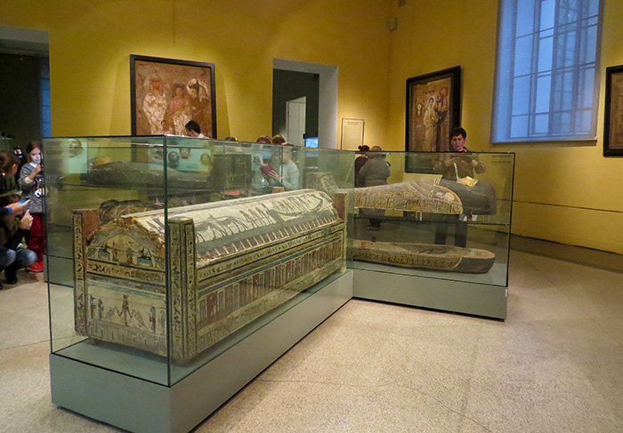 Muitos sarcófagos e múmias nas salas selecionadas para a arte egípcia