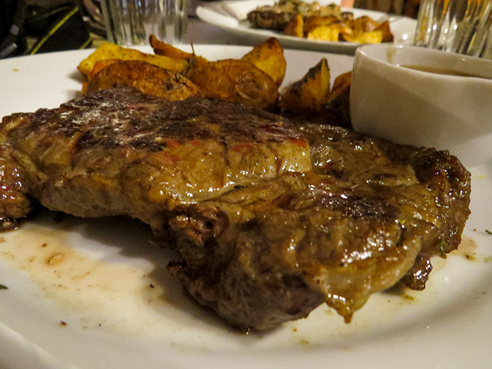 Bife ancho, uma das delícias do cardápio uruguaio