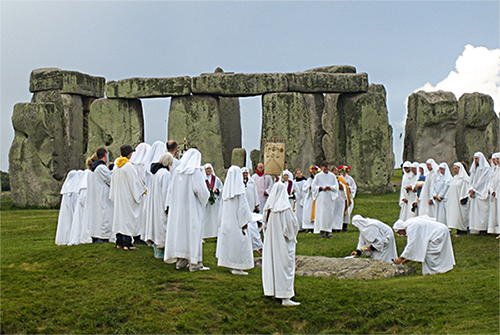 Um ritual druida sendo realizado em Stonehenge