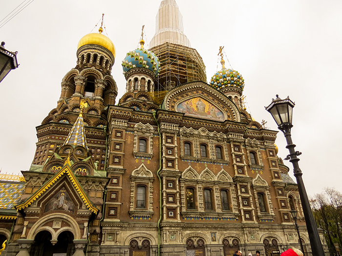 A multicolorida Catedral do Sangue Derramado, em São Petersburgo, Rússia