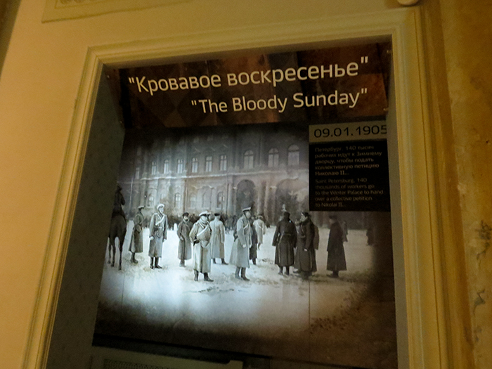 Foto do Domingo Sangrento, na Praça dos Palácio, no Sacada utilizada por Lênin, no Museu da História Política Russa