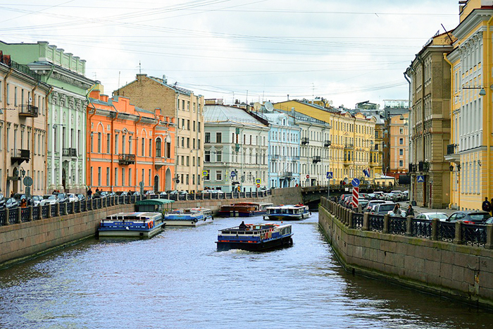 No verão, os passeios de barco são super concorridos, em São Petersburgo, Rússia