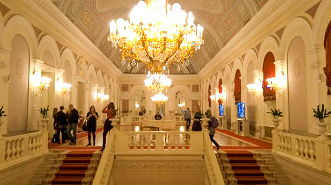 Interior o Teatro Bolshoi, pela ruas de Moscou