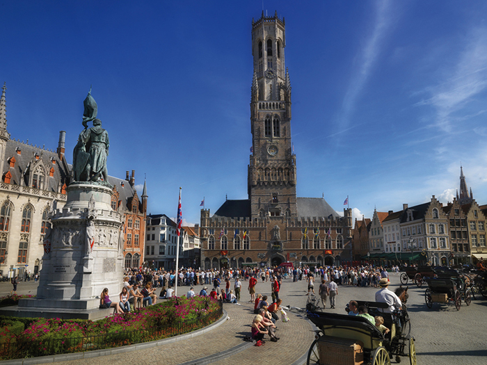 No meio da praça, a estátua do açougueiro Jan Breydel e do tecelão Pieter de Coninck, fervorosos combatentes na luta pela independência de Bruges. Foto do site.