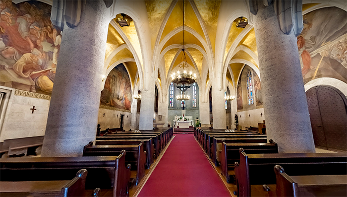 Interior da Igreja de São Marcos, em Zagreb, Croácia