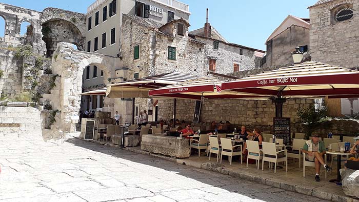 Curtindo a turística cidade de Split na Croácia