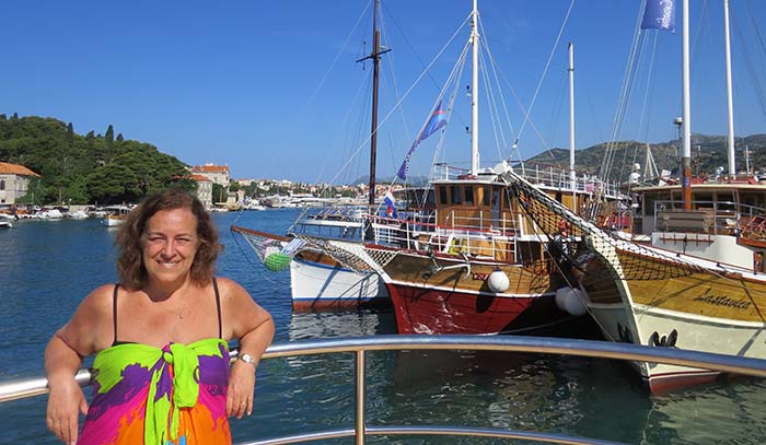 Sonia no barco para as ilhas Elafite