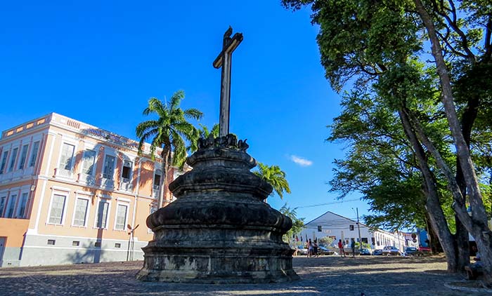 Cruzeiro em frente à Igreja de São Francisco, em João Pessoa, Paraíba