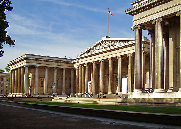 Fachada do British Museum, um dos muitos museus com acessibilidade em Londres
