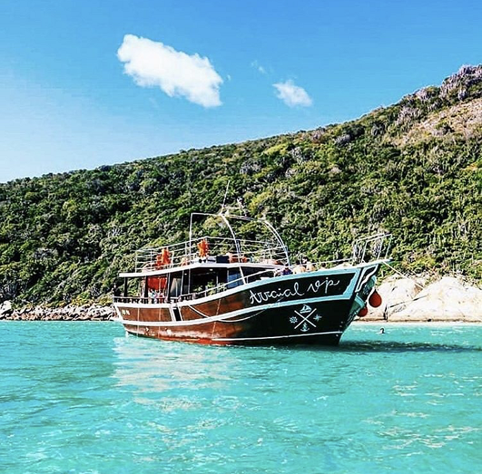 Um dos barcos da Arraial Vip Turismo, em Arraial do Cabo