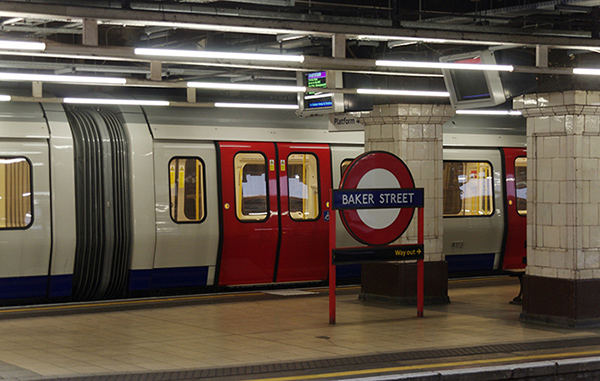 trem do metrô parado na estação, em Londres, Reino Unido